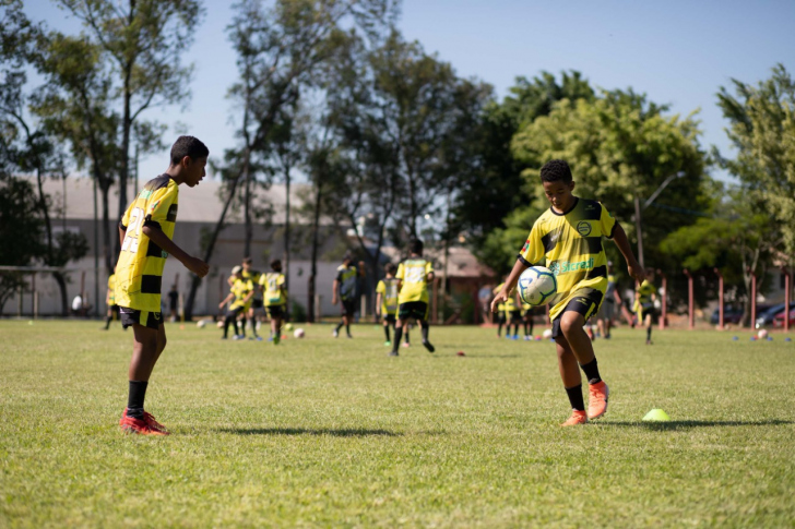 Academia de Futebol Criciúma adquiriu uniformes por meio do Fundo Social 2021 da Sicredi Sul SC / Divulgação