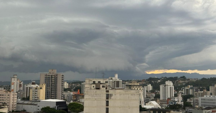 Alerta laranja foi emitido pela Defesa Civil nesta sexta-feira (28) | Foto: Geórgia Gava/4oito