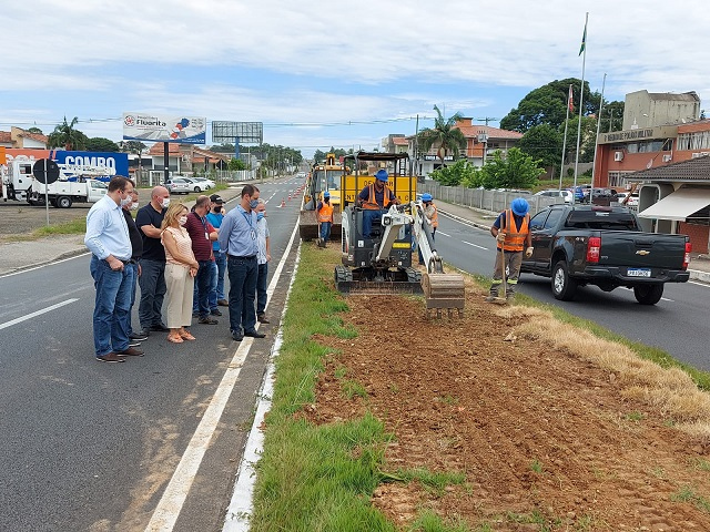 Presidente Poleto, de camisa azul, à frente, vistoriando o ponto inicial da obra, que consta de escavações no canteiro para instalação de tubulações para a futura fiação / Fotos: Denis Luciano / 4oito