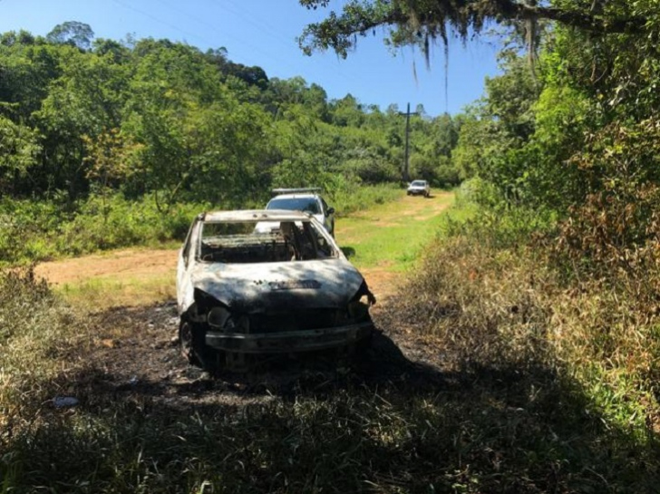 Táxi foi encontrado um dia após o desaparecimento do taxista (Foto: Rafael Niero / Rádio Marconi)