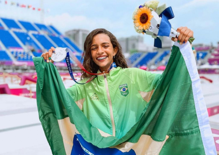 Rayssa Leal comemorando medalha de prata em Tóquio (Foto: Divulgação)