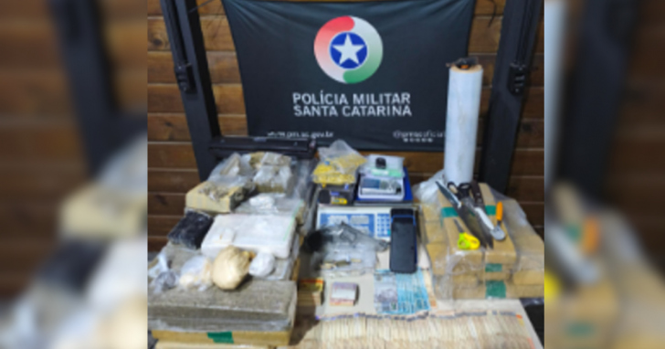 Mais de 38 quilos de drogas foram apreendidos em Imbituba | Foto: PMSC/4oito