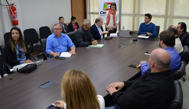 Reunião entre prefeito e vereadores nesta segunda-feira (foto: Daniela Savi/ Câmara Criciúma)