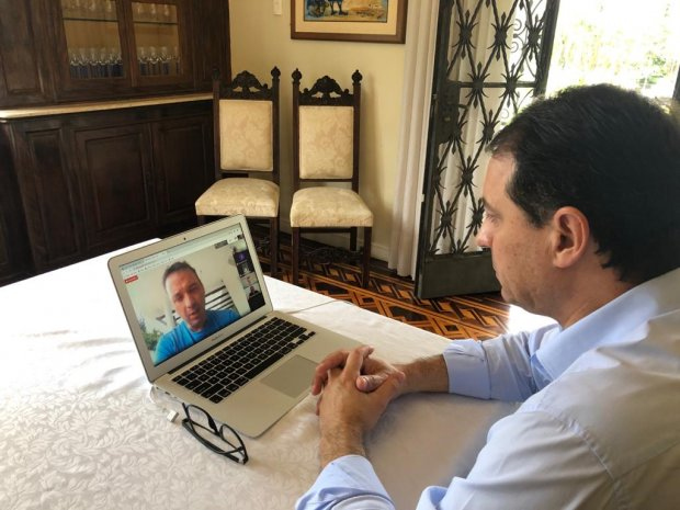 Carlos Moisés em vídeo conferência com os prefeitos neste domingo (Foto: Divulgação)
