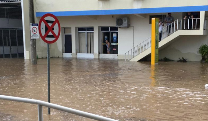 Rua Lauro Müller defronte ao escritório da Celesc, no Centro de Criciúma