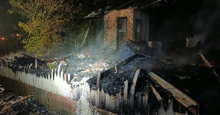 Casa de cerca de 80 m² foi destruída por incêndio no Centro de Santa Rosa do Sul | Foto: CBMSC/4oito