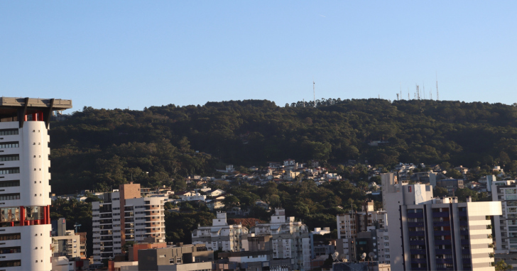 Frente fria pode trazer pancadas isoladas no domingo (17) - Foto: Davi Brabos/4oito