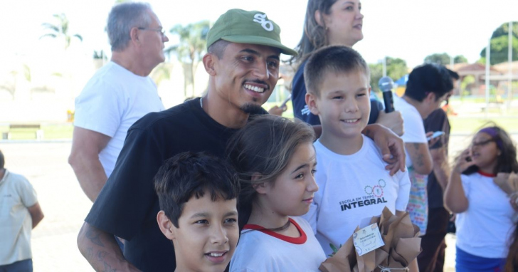 Skatistas participam de ação de arborização com alunos em Criciúma | Foto: Lucas Mackowieki/Especial 4oito