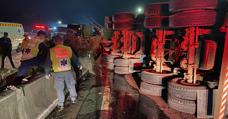 Caminhão tombou na noite dessa terça-feira em Sangão | Foto: CBMSC/4oito