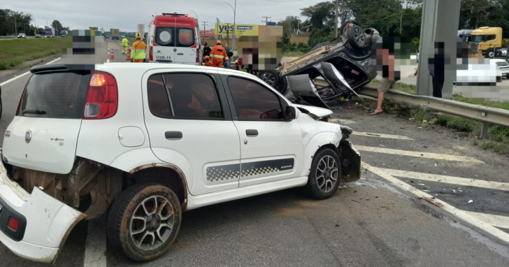 Colisão entre dois veículos terminou em capotamento no bairro Vila Nova I Foto: Divulgação/4oito