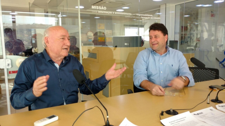 Rubens e Renato Costa, pai e filho, falam o que mudou no mercado de carros nos últimos 50 anos (foto: Amanda Farias)