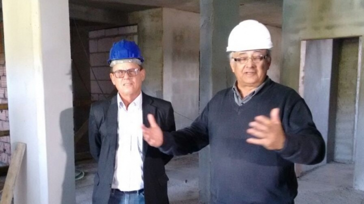 Walter Ney Junqueira, presidente da Unimed Criciúma e Sergio Hulse, engenheiro responsável pela obra (foto: Décio Batista)