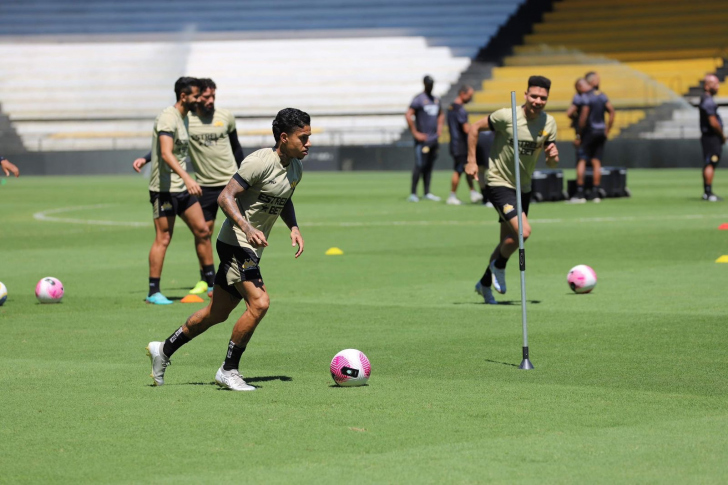 Criciúma com três atacantes contra o Vitória?