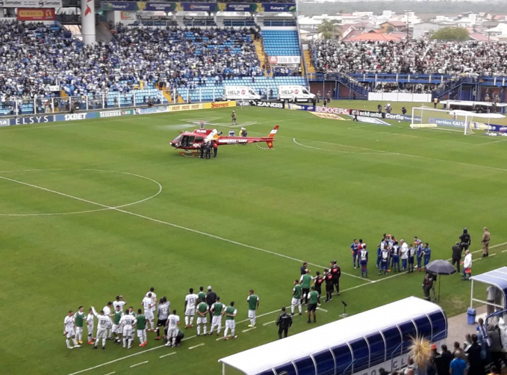 Helicóptero em campo, queda de torcedor e vitória do Figueirense