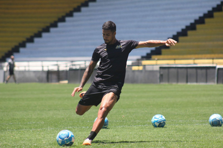 Sem Barreto, joga Rômulo ou Miquéias?