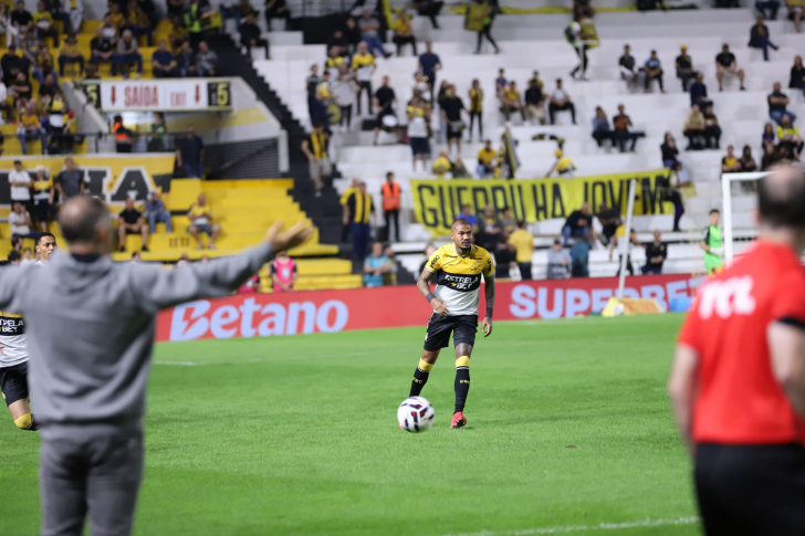 Zé Gabriel não joga a toalha: “Objetivo continua sendo o acesso”