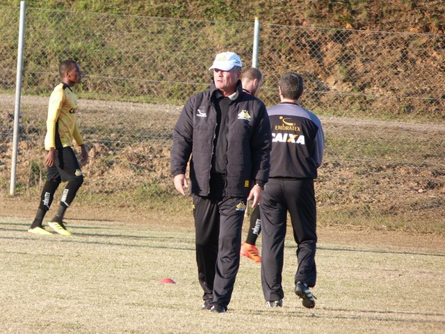 Com desfalques, Mazola consegue montar time