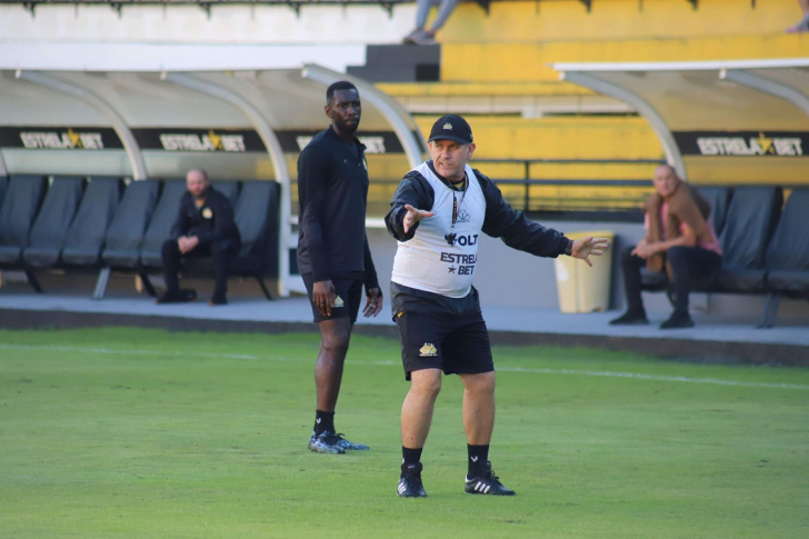 Criciúma treina no gramado do Heriberto Hülse 