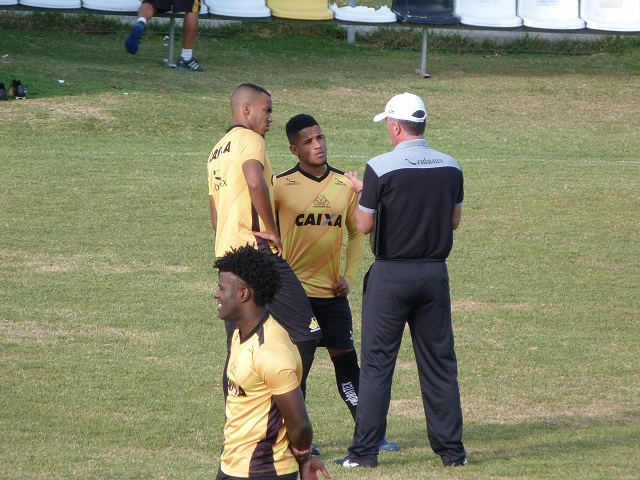 De olho nos reforços, Mazola tem uma dúvida