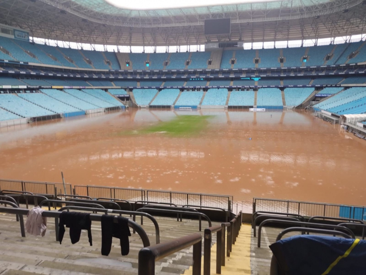 Arena do Grêmio totalmente tomada pelas águas da chuva