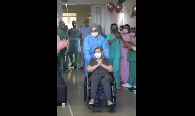 A emoção de mais uma vitória contra o coronavírus (VÍDEO)