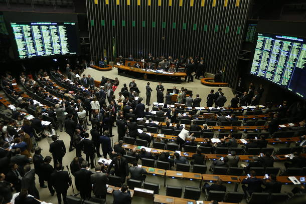 Deputados querem ganhar mais. Prefeituras gastam muito