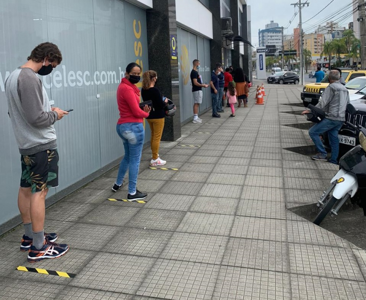 Na Celesc das muitas filas, a conta vai ficar mais alta