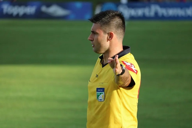 Jonathan Benkenstein Pinheiro apita Corinthians x Criciúma