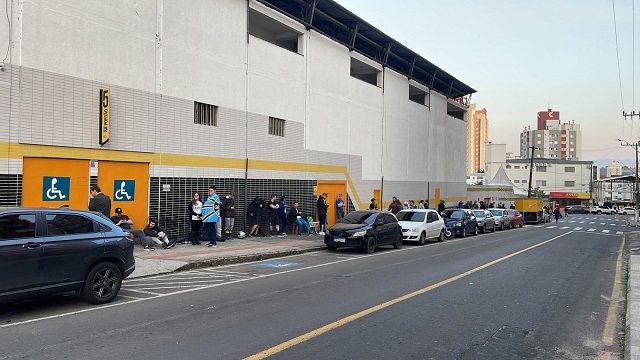 Torcedores do Grêmio compram ingressos a partir desta quinta-feira (Foto: Vitor Ávila / 4oito)
