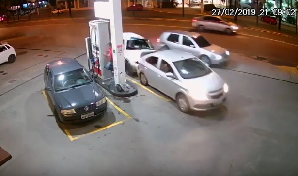 Susto no posto. E não pelo preço da gasolina (VÍDEO)