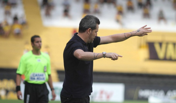 Argel fora. Não é mais técnico do Criciúma
