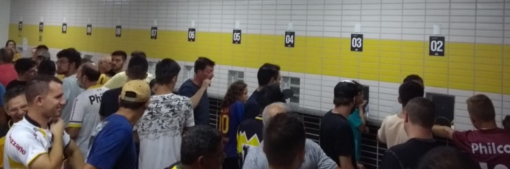 Torcedor reclama das bilheterias no HH