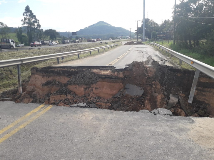 Sangão: Buraco aberto e sem perspectivas de conserto