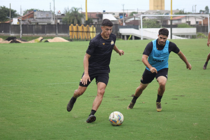 Barcia e Claudinho disputam vaga no meio-campo