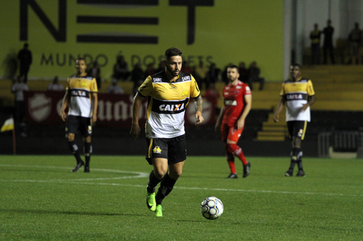 Elvis pede para sair do Criciúma