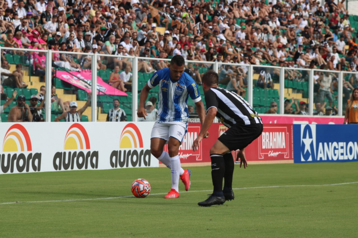 Vitória magra no clássico e liderança do Figueirense
