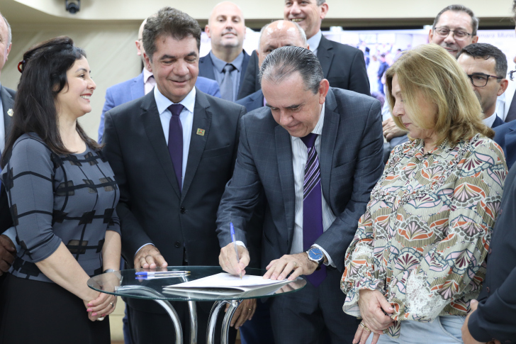 O fato em foto: assinada ordem de serviço para nova sede da Câmara de Criciúma