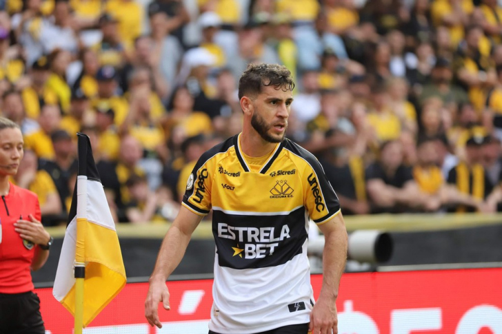 Fim da preocupação: Fellipe Mateus treina normalmente e vai para o jogo
