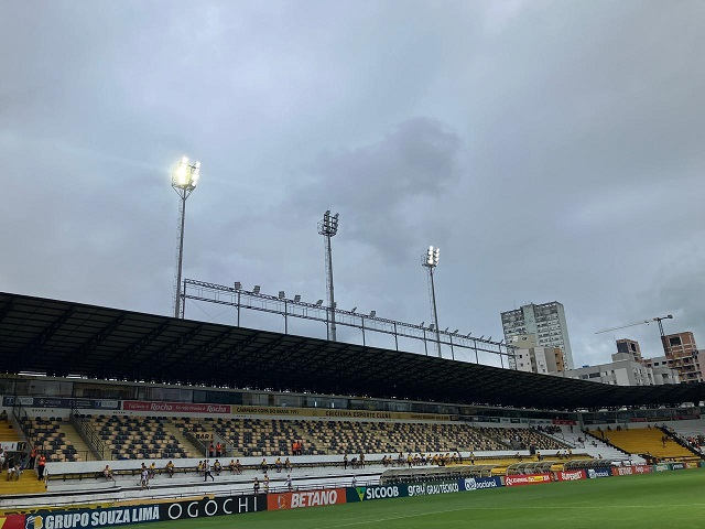 Iluminação do Estádio Heriberto Hülse passa por vistoria