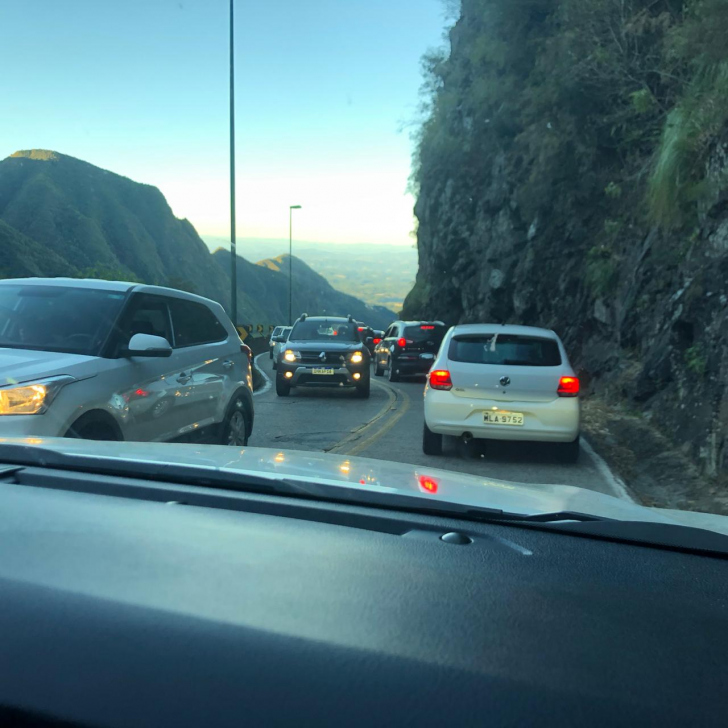 Muita gente na Serra e os carros na orla (VÍDEO)