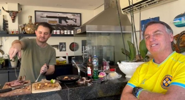 Marido de Julia Zanatta faz churrasco para Bolsonaro 