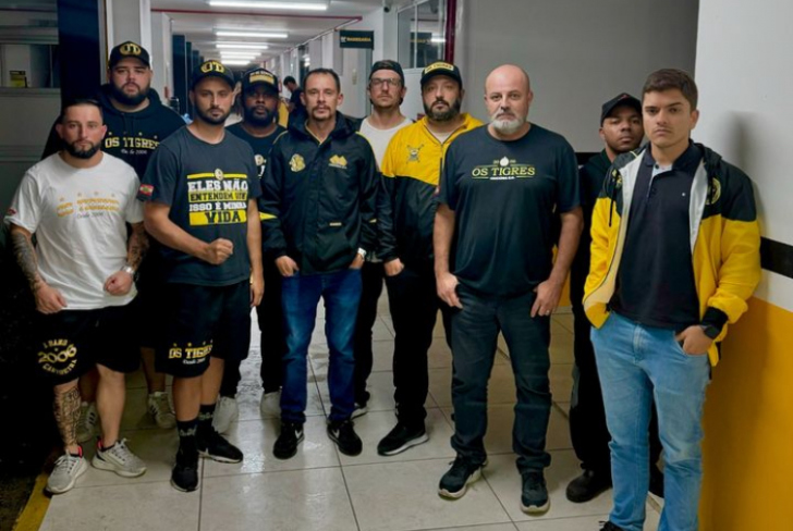 Integrantes da Os Tigres se reúnem com jogadores do Criciúma 