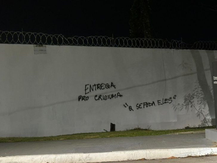 Muro do Ninho do Urubu amanhece pichado: "Entrega pro Criciúma"