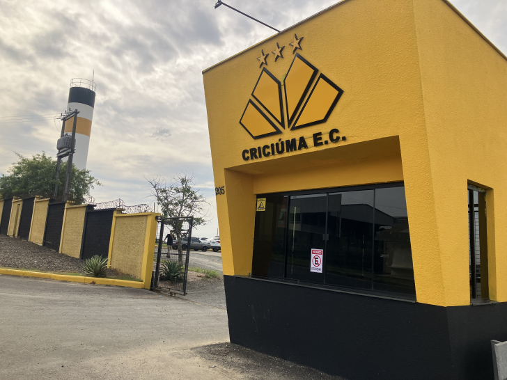 Criciúma terá três zagueiros contra o Volta Redonda