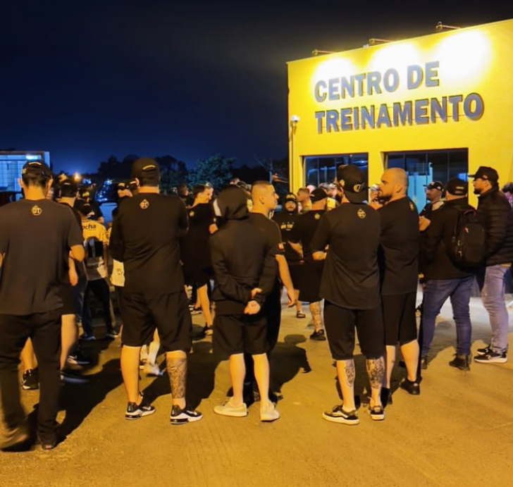 Integrantes da Os Tigres vão ao CT e cobram comprometimento do elenco 