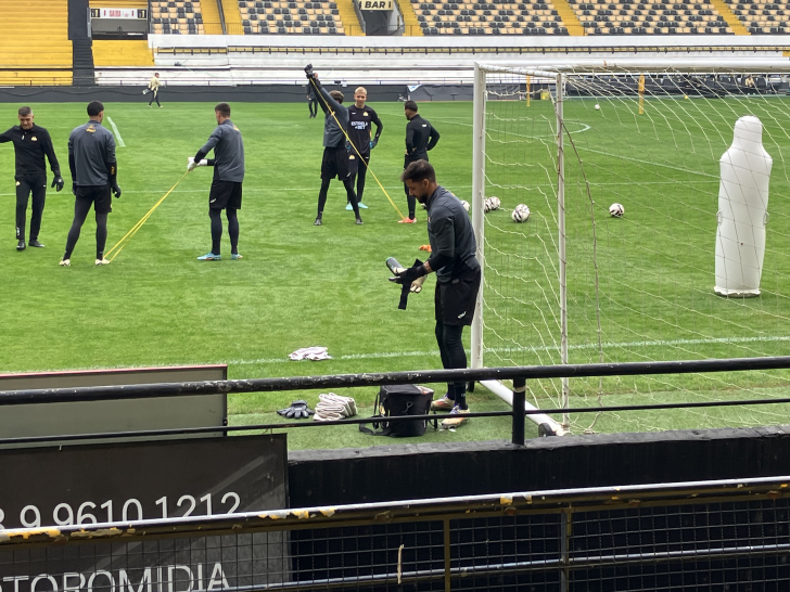 Alisson treina, mas ainda é dúvida 