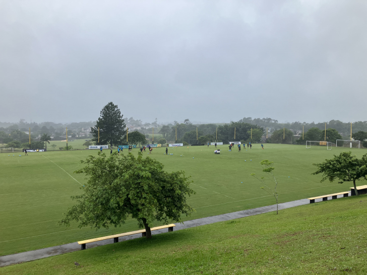 Jogadores titulares ficaram na academia; os demais fizeram trabalho de campo 