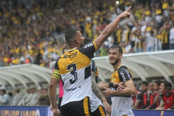 Vitória com golaço, polêmica e emoção 