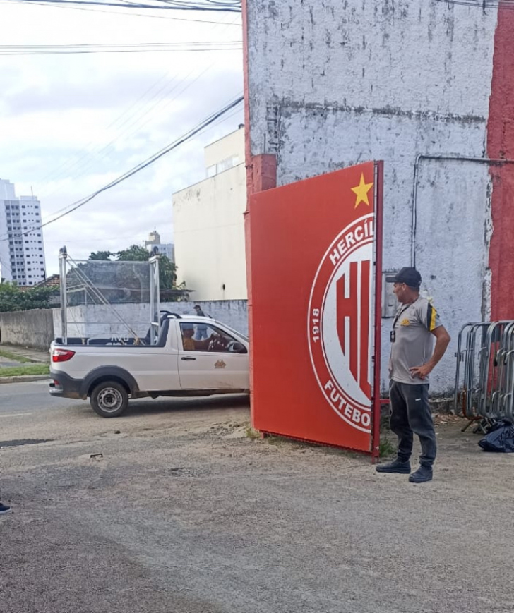 Cabine do VAR chega ao Estádio Aníbal Costa