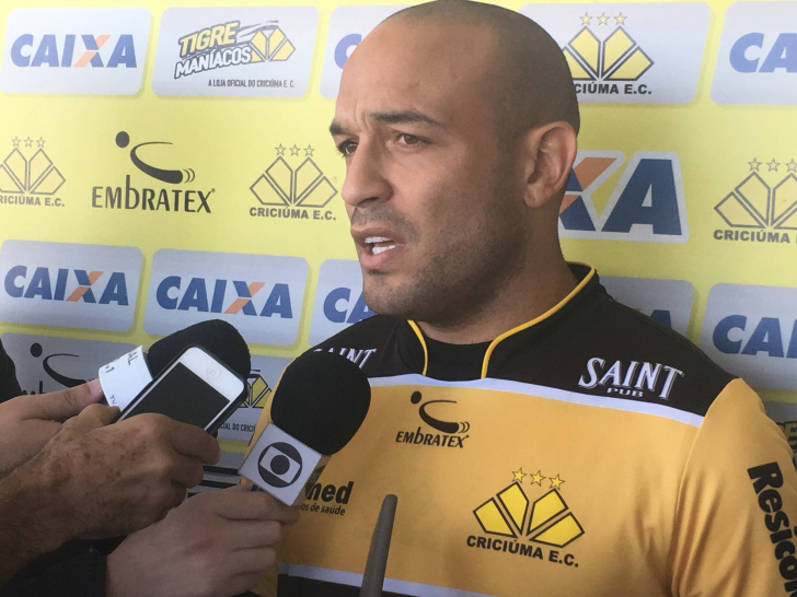 Argel precisa de quatro reforços. "Leandro Melo foi uma contratação política"